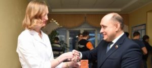 image_Главу Вологды Юрия Сапожникова наградили за содействие донорскому движению